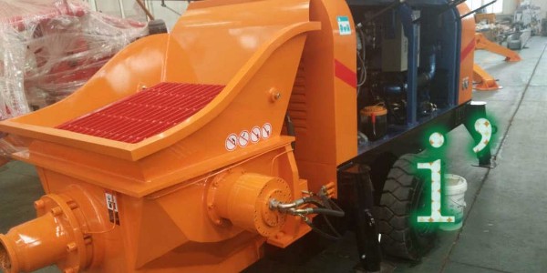 混凝土泵运转时，在料斗内添加水和水泥砂浆的目的是什么？