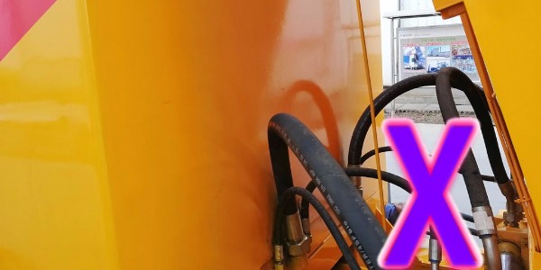 隧道作业与露天作业施工场地下，混凝土泵应当如何确定位置？