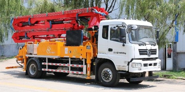 科尼乐混凝土臂架泵车：垂直输送的钢铁动脉