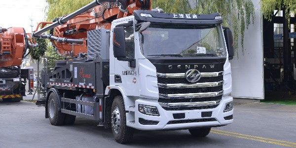 科尼乐红岩底盘 32米泵车