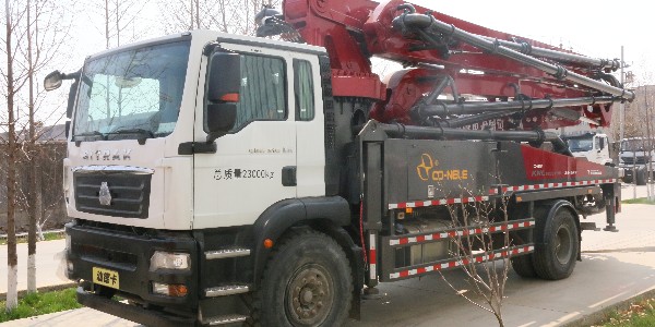 混凝土泵车是靠什么实现泵送的？