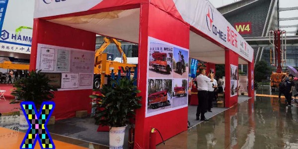 混凝土泵在下斜坡泵送时应当采取哪种措施防止骨料自流导致真空现象？