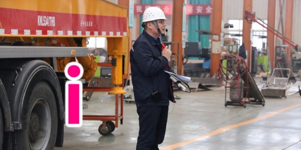 混凝土泵在更换油嘴或总成时应当做好哪些部位的清洁工作？