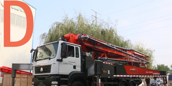 为保证泵车作业的安全性，混凝土料斗必须处于关闭的状态