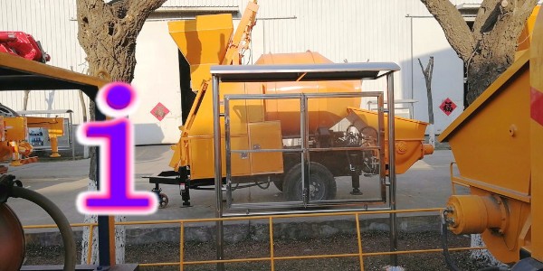 骨料、液压油、水泥等物质飞溅是由于混凝土泵的哪些不当操作引起的？