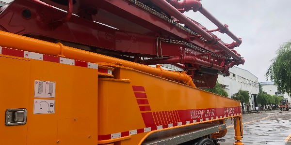 留足安全距离，防止泵车出故障