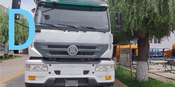 雨天路滑，泵车小心施工