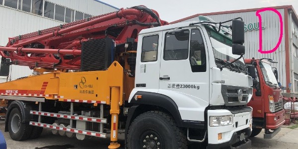 小型混凝土泵车泵送水泥是什么原理？