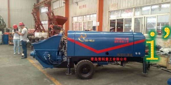 泵送设备施工过程中，如何正确判断混凝土的质量和可泵性？