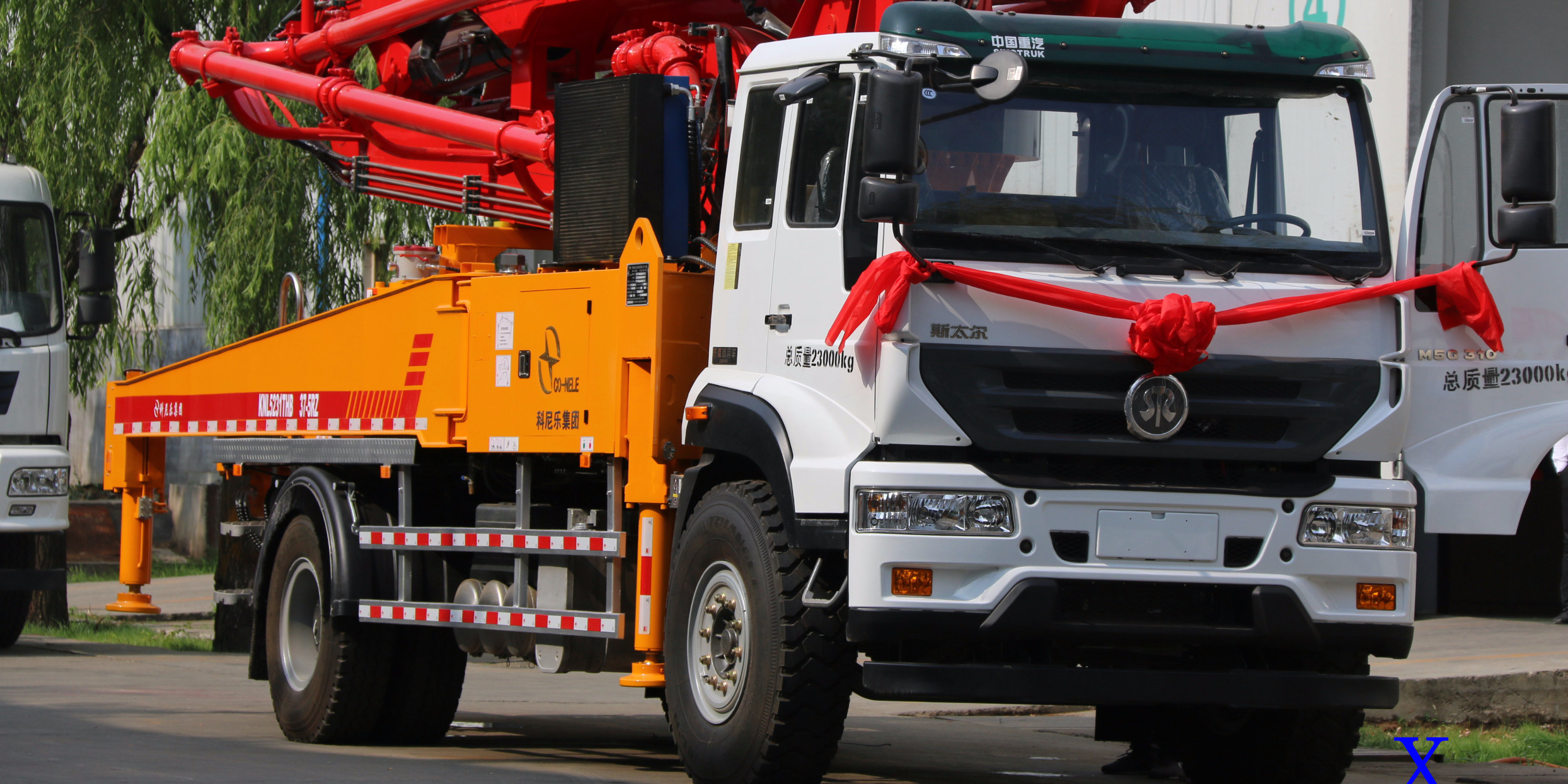 操作小型泵车的臂架，需要注意什么