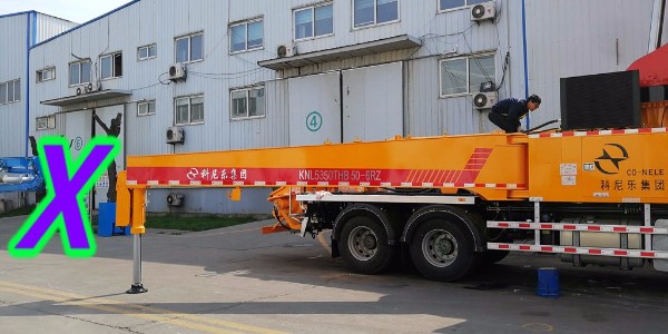 混凝土泵车的末端软管容易受损，需注意泵车布料杆的倾斜状态