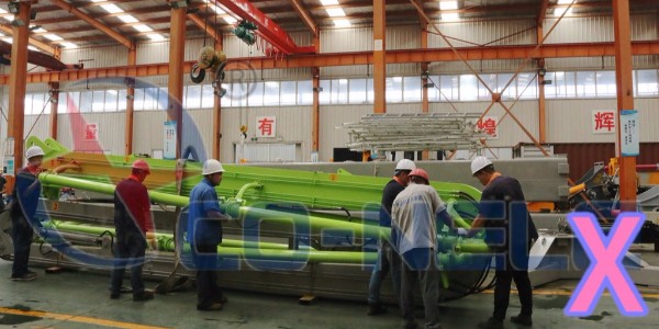 混凝土布料机在桥涵面布料时，应如何完成滑模摊铺？