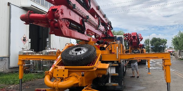 泵车清洗作业要关上料斗栅栏