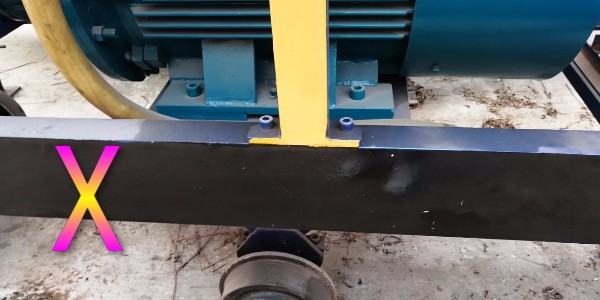 混凝土泵在进行泵送前，水泥砂浆注入料斗后为何要先进行反向搅拌？