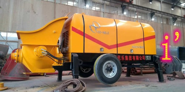 混凝土输送泵作业时，为什么要及时将管倒换方位使用？