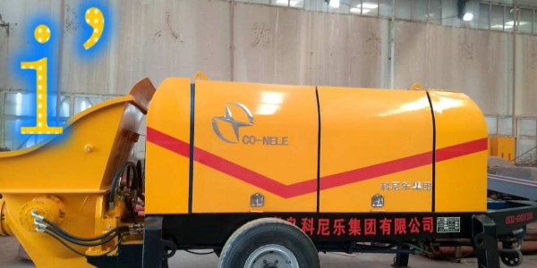 为什么在安置混凝土输送泵时，要在机架底部垫木块？