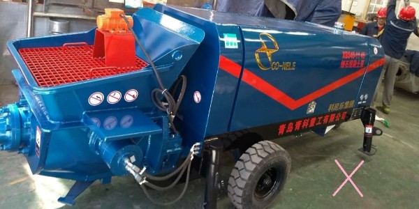 混凝土输送泵管道内的拌合物结块或沉淀该怎样处理？