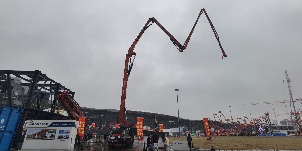 你知道混凝土泵车的出料速度和哪些因素有关吗