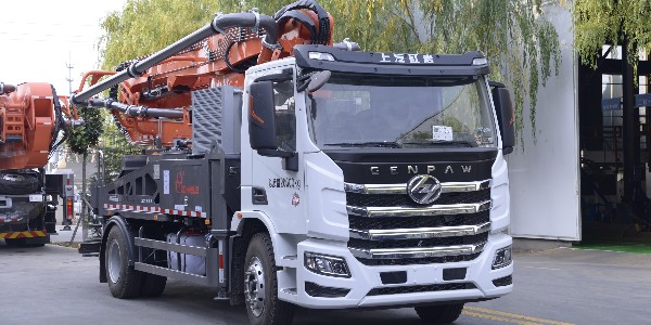 科尼乐32米两桥混凝土泵车换新登??！