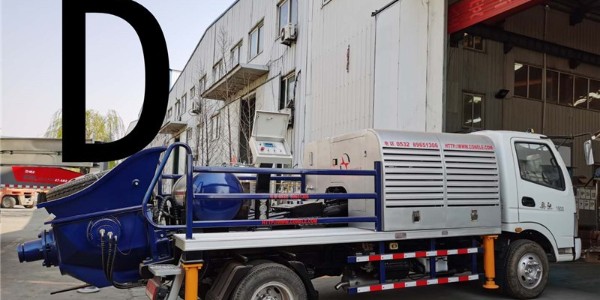 操作混凝土泵时，应注意什么？